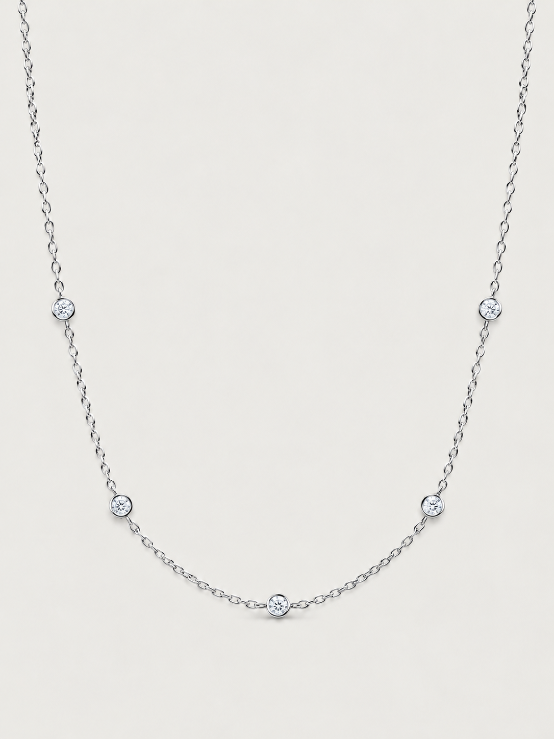 Colier argint cu moissanite distribuit pe lant