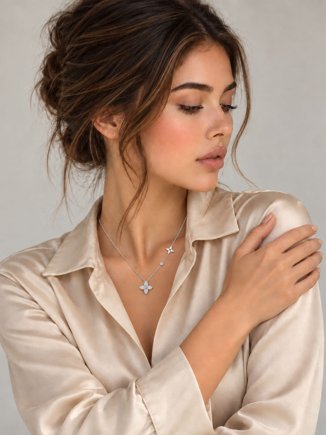 Colier din Argint Moissanite Silver Stellar Clover pe model