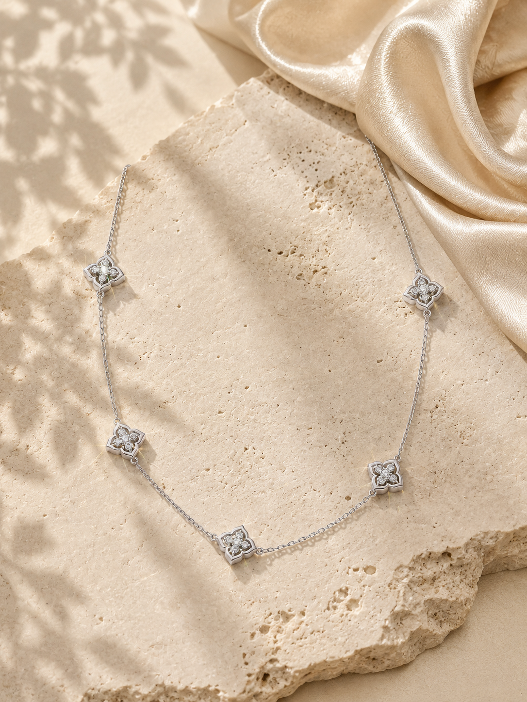 Colier elegant din argint cu Moissanite Lucky Clover