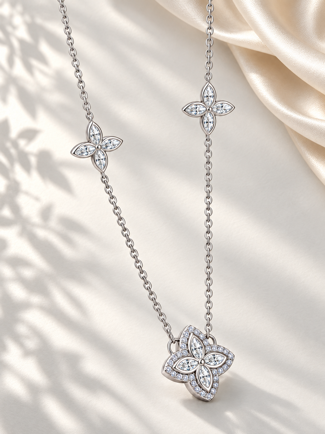 Colier Floral Silver cu Moissanite și Patru Petale