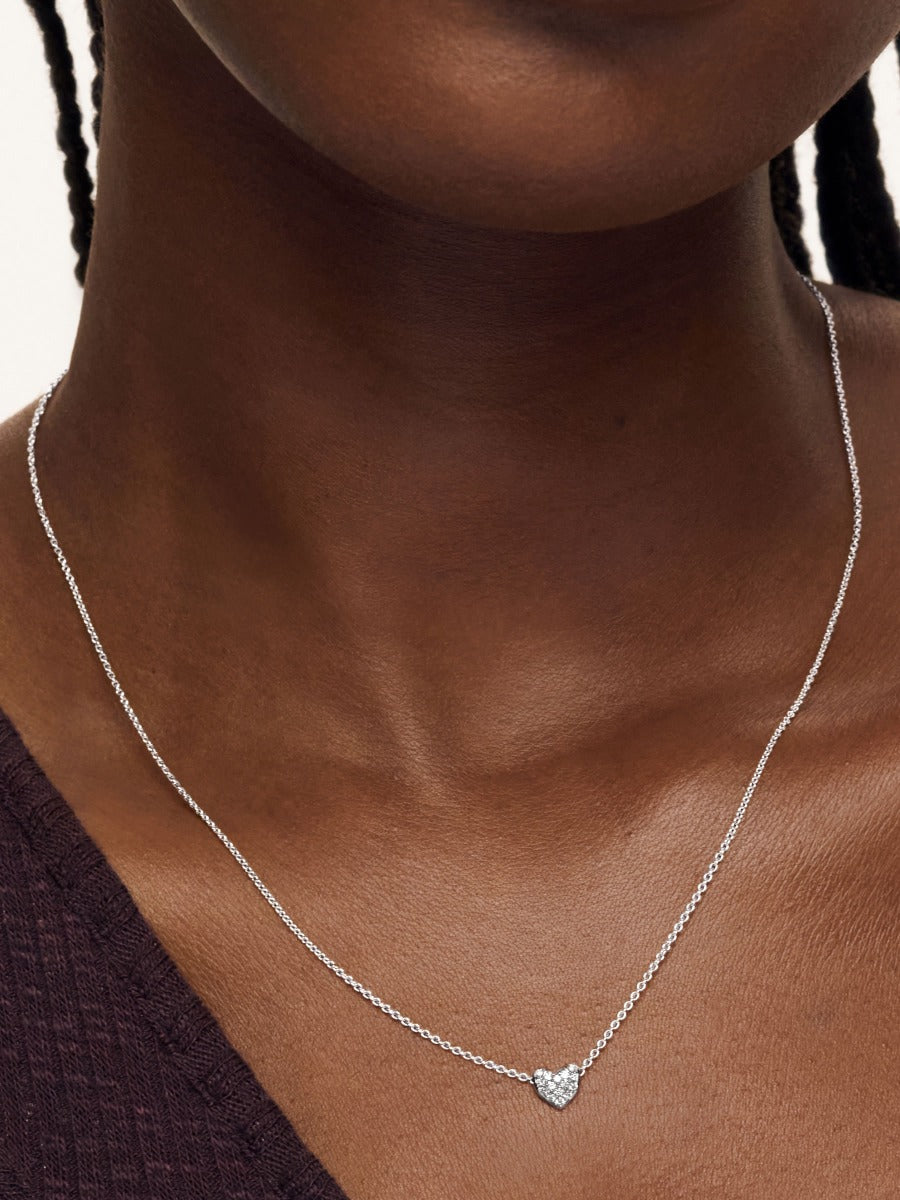 Colier delicat cu inimă din argint 925 purtat de model