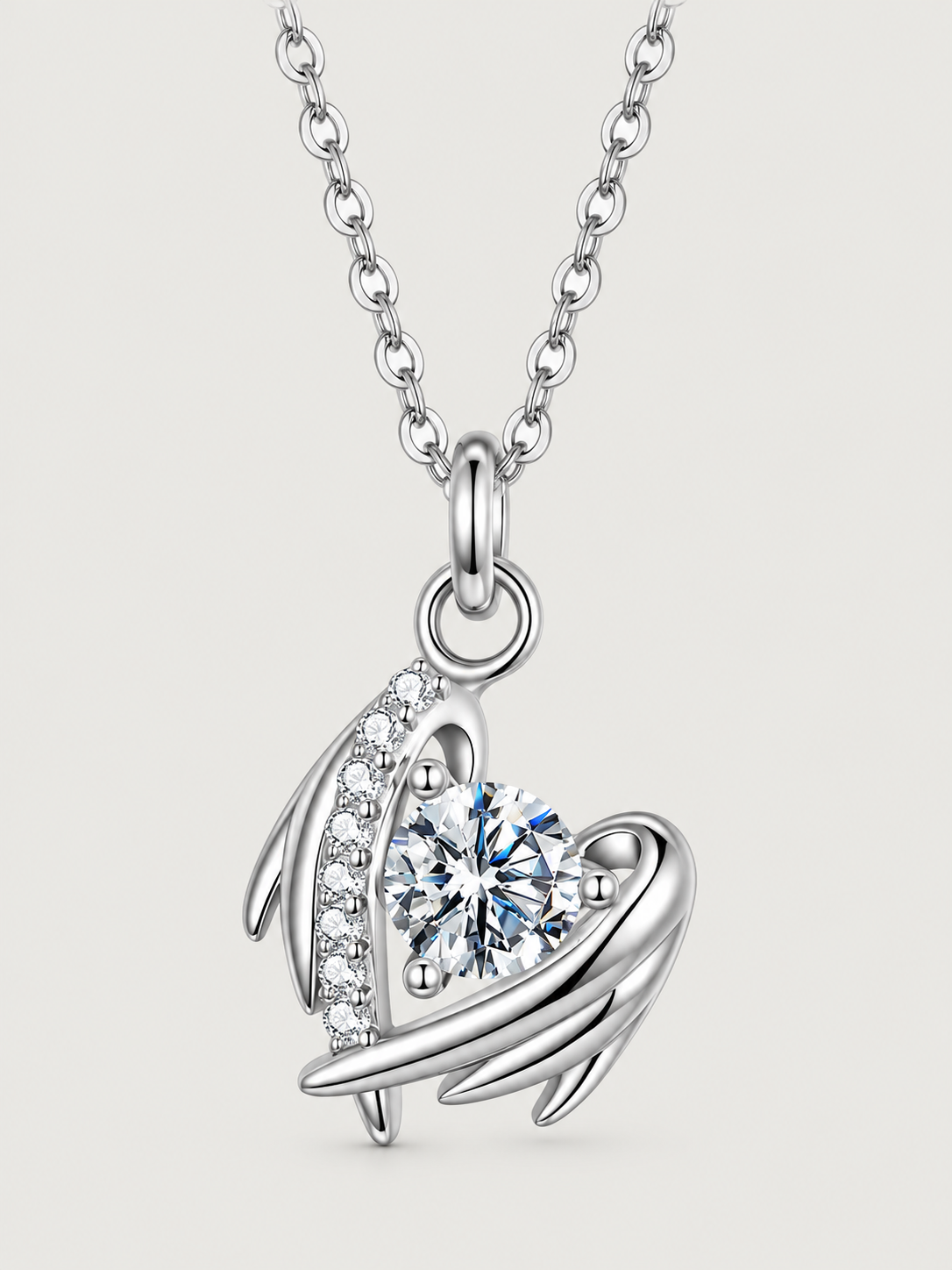 Colier din argint inima cu aripi si moissanite