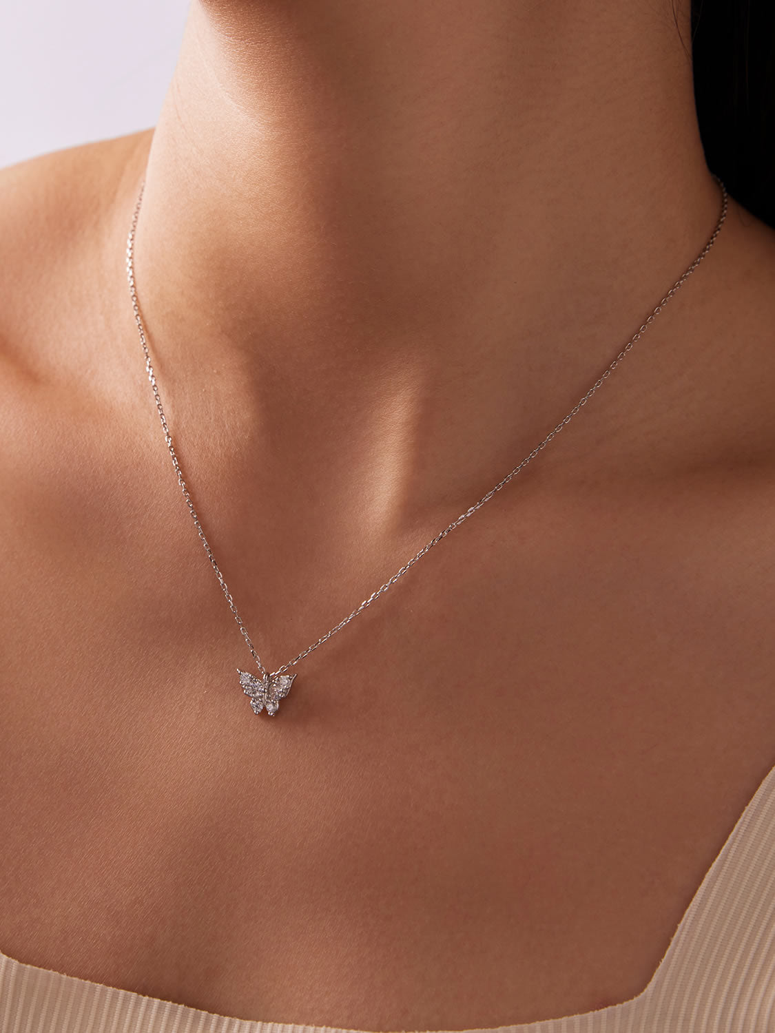 Colier elegant cu pandantiv fluture și moissanite certificat