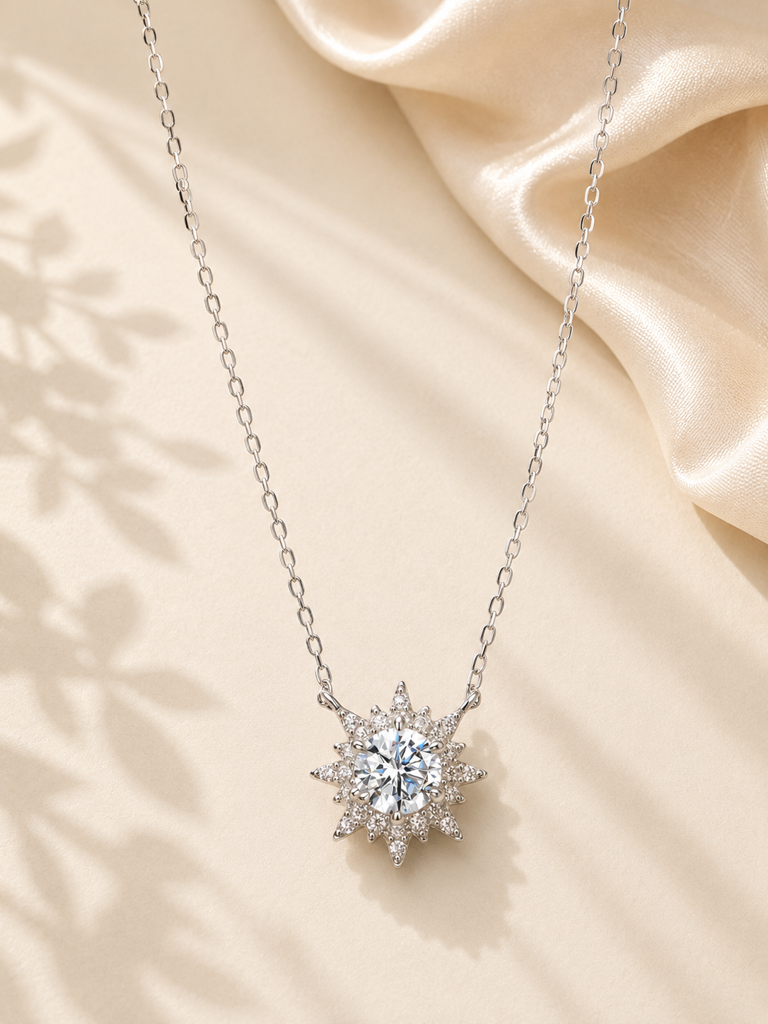 Colier cu moissanite și halo radiant în formă de soare