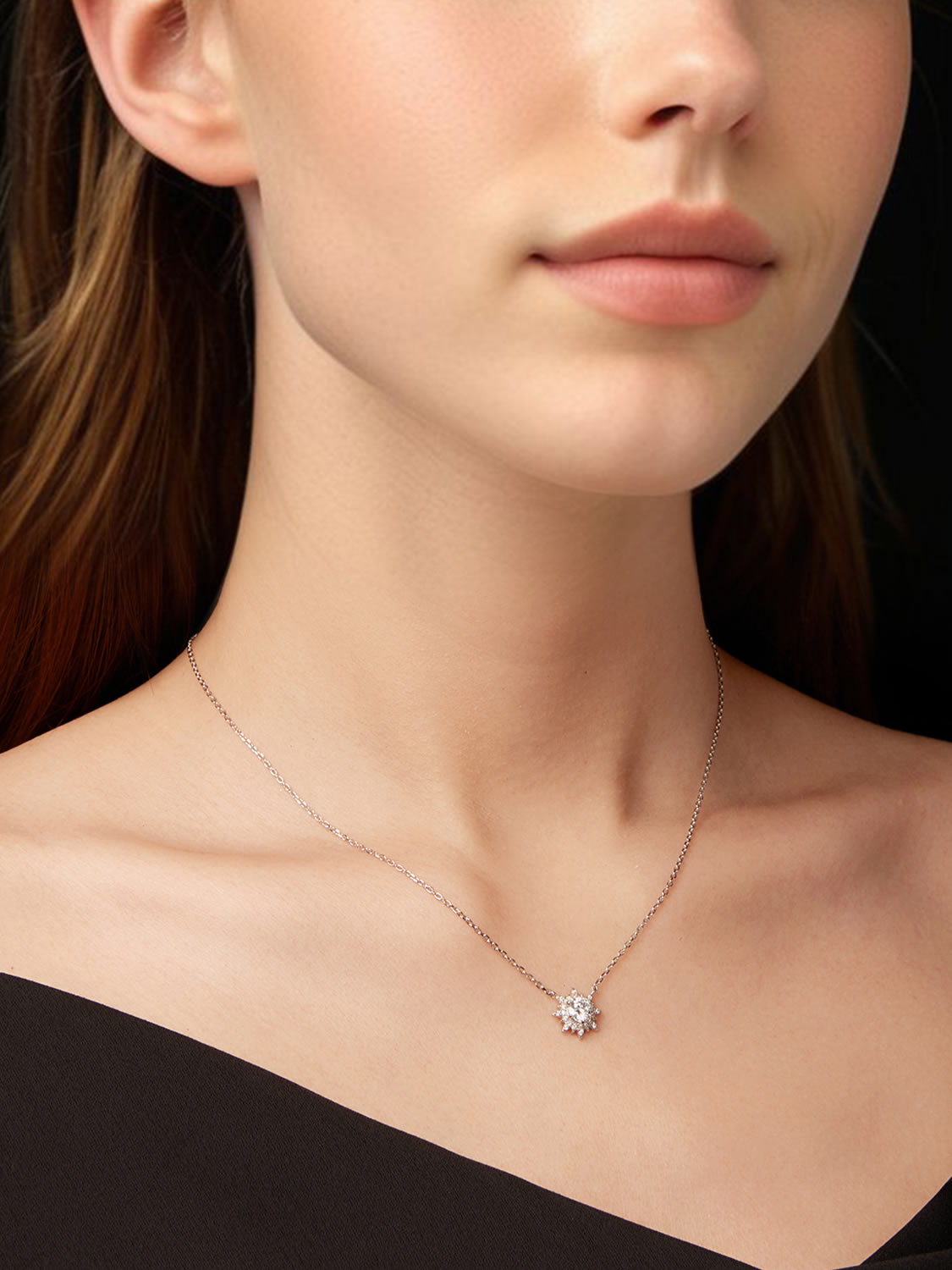 Colier elegant cu pandantiv inspirat de razele soarelui și moissanite