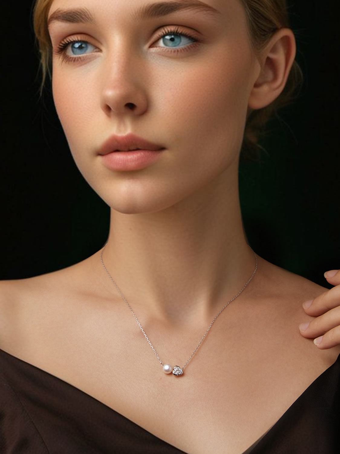Colier elegant cu perlă naturală pe model