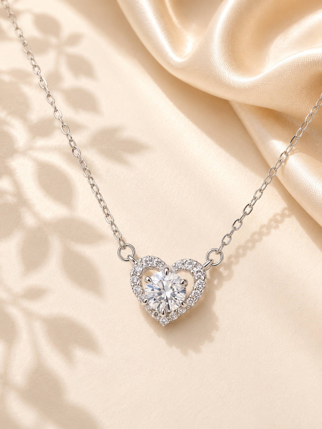 Colier romantic din argint cu inimă și moissanite certificat