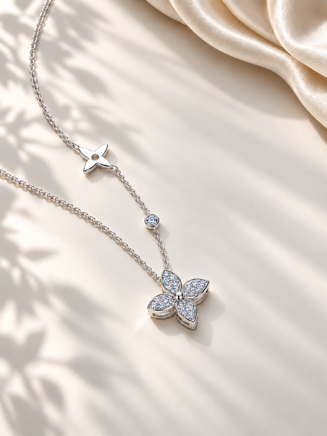 Colier Silver cu Moissanite și Motiv cu Patru Petale