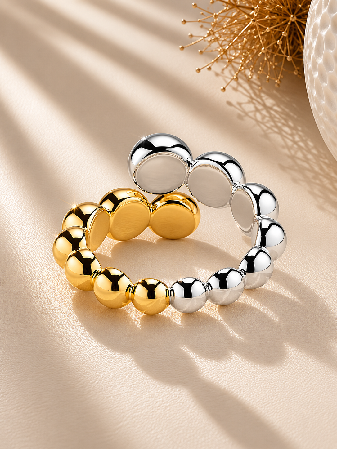 Inel bold din argint cu design sculptural din sfere