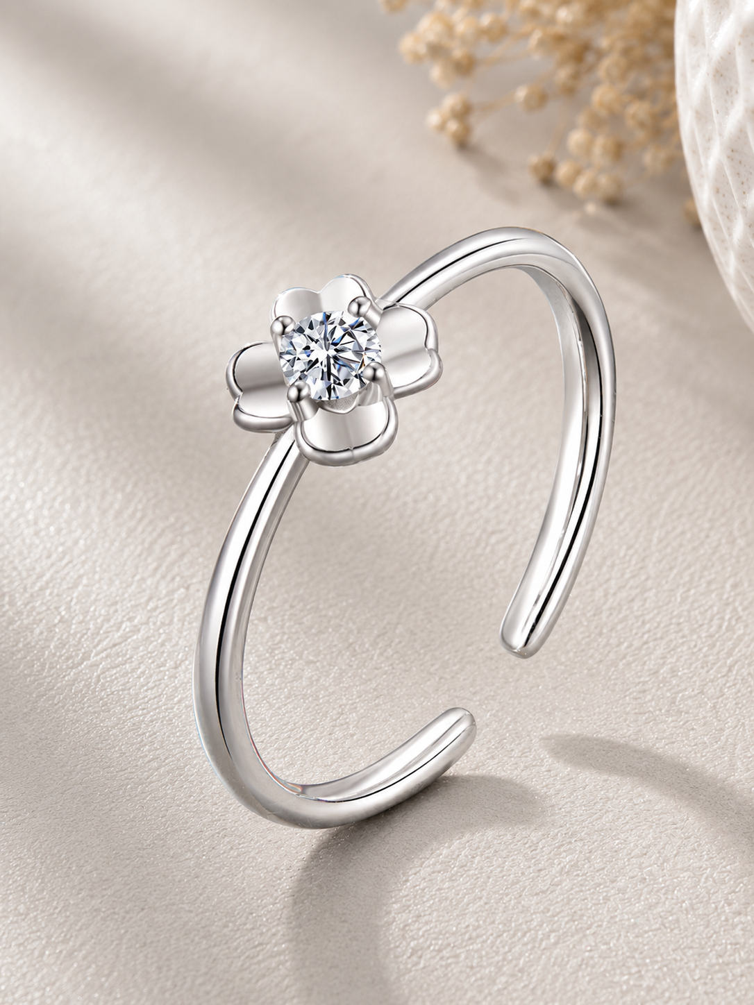 Inel din argint delicat cu design floral modern