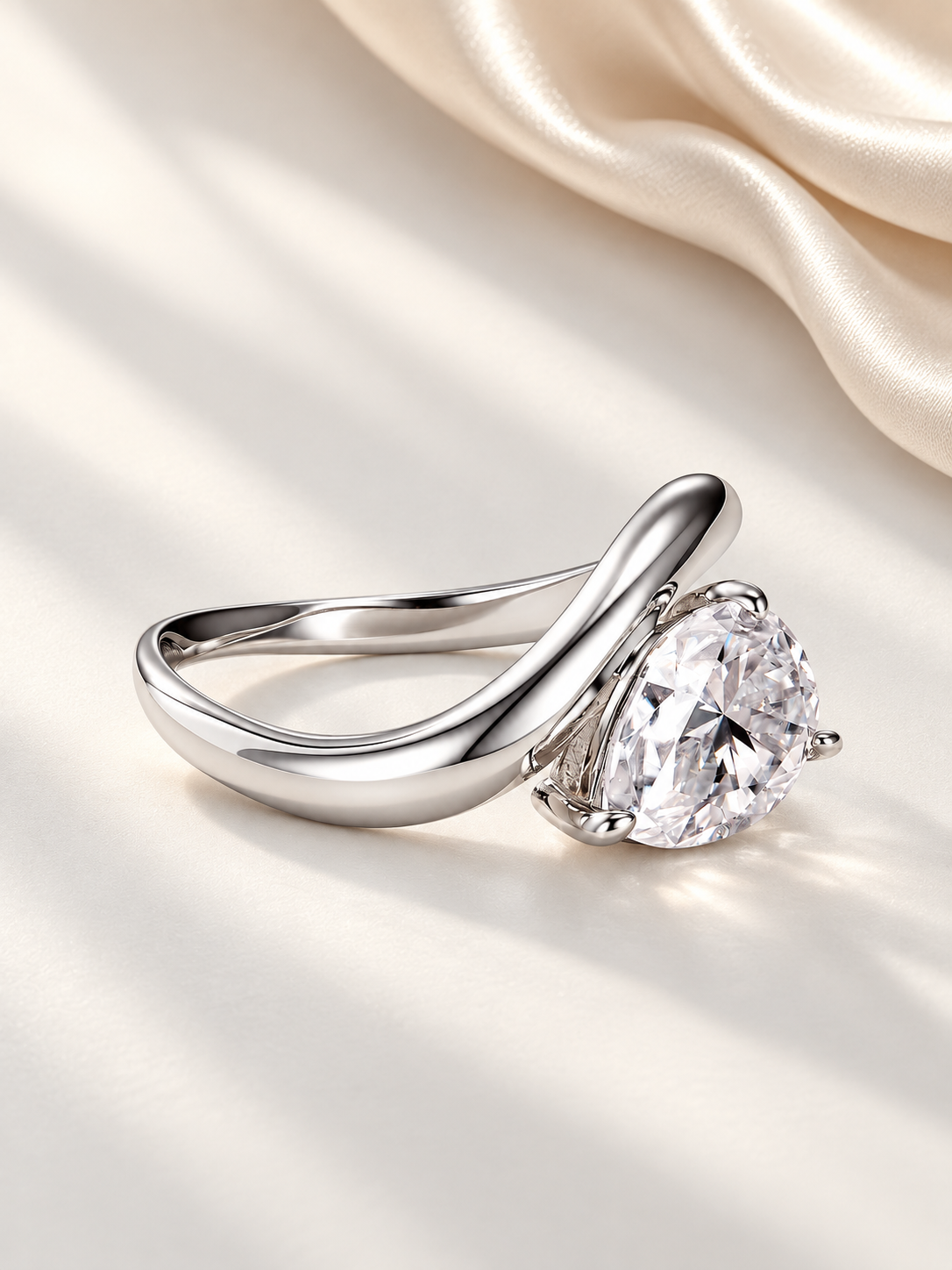 Inel Argintiu cu Moissanite Pear 7 x 10 mm