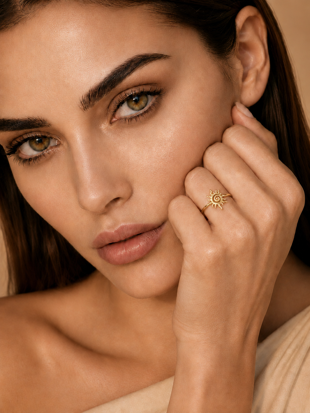 Inel auriu cu simbol soare elegant feminin pe model