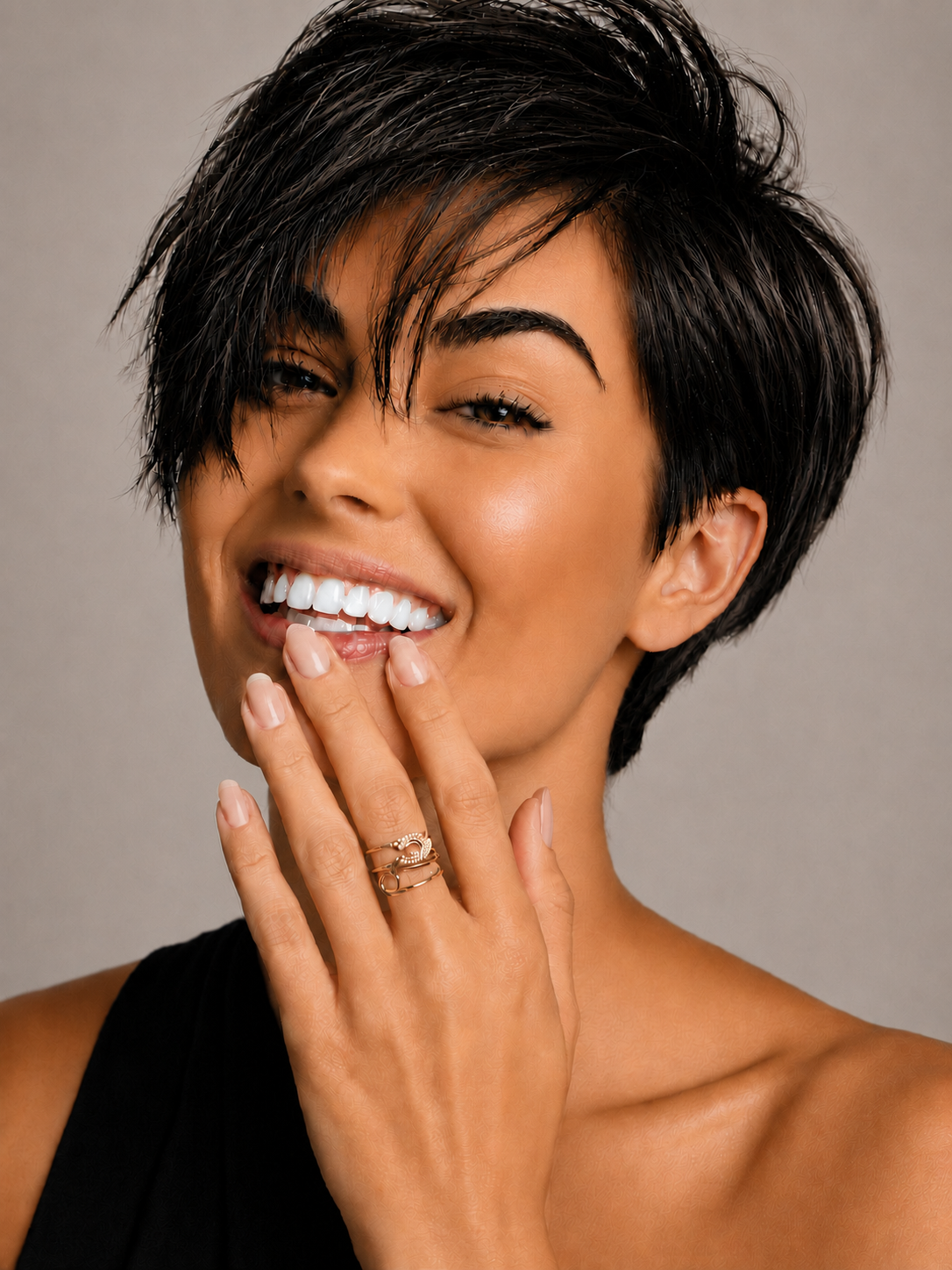 Inel auriu statement cu zirconii elegante pe model