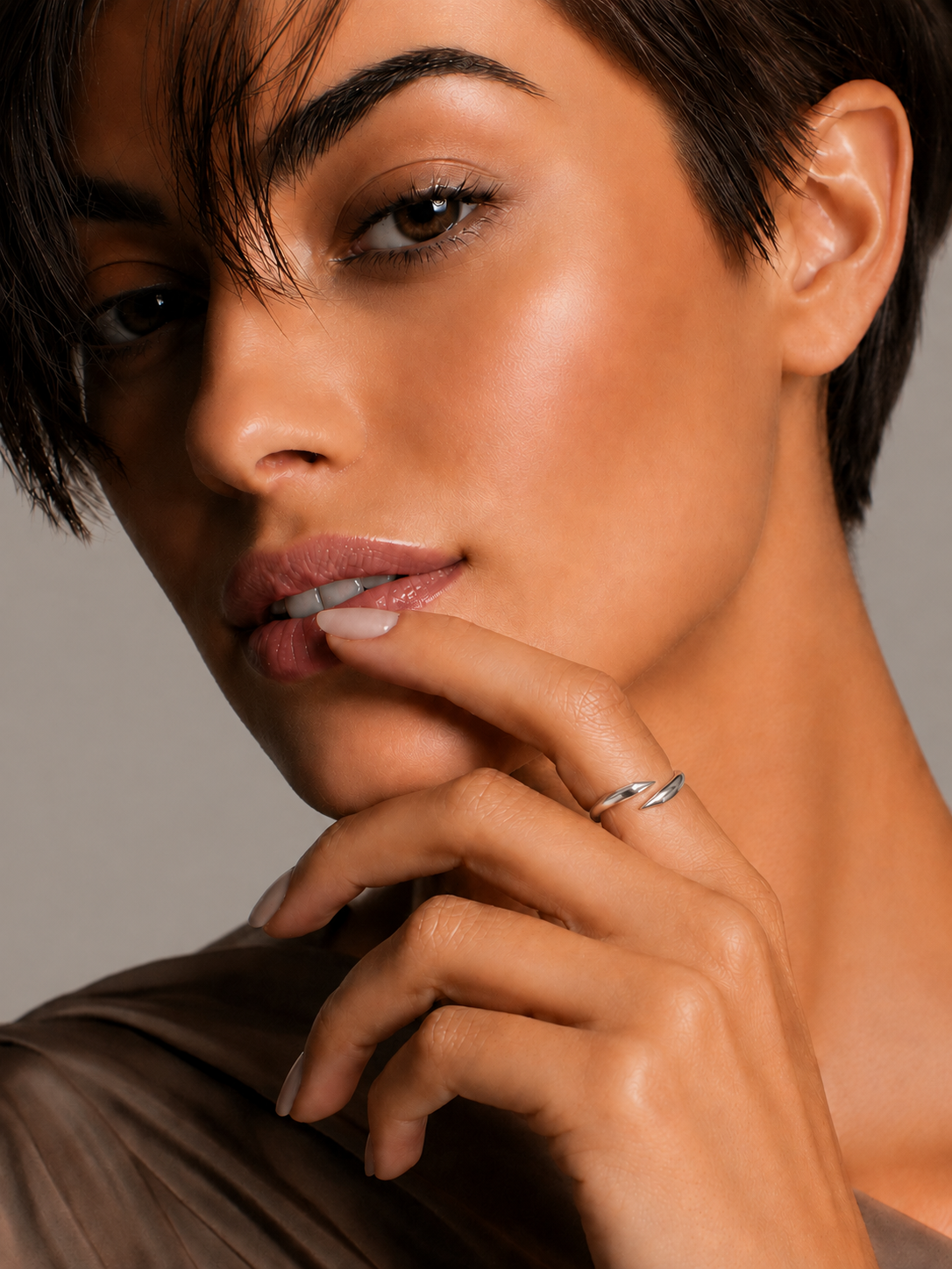 Inel din Argint Arrow Minimal cu design deschis pe model