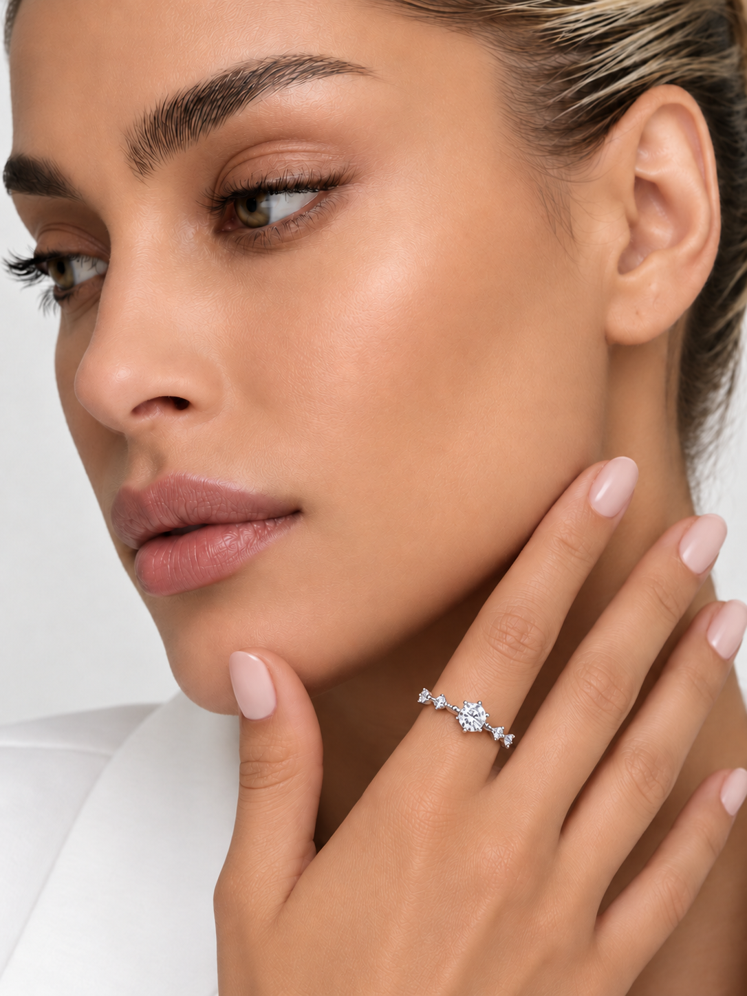 Inel din Argint Moissanite Celestial Crown pe model
