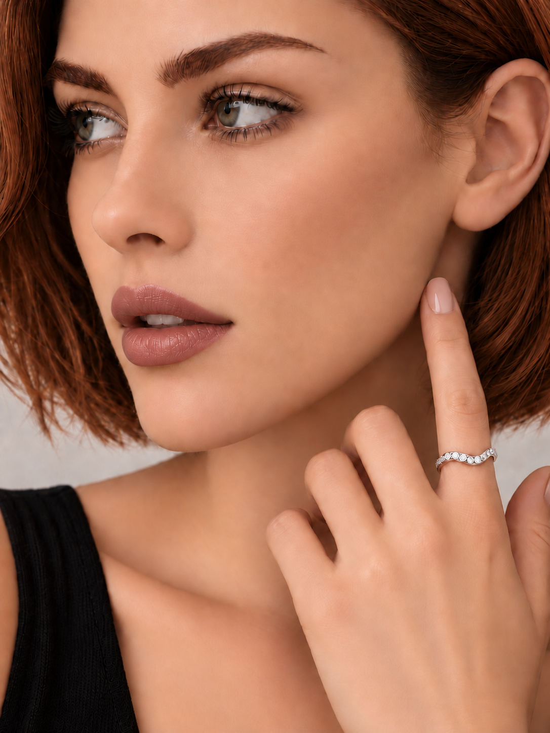 Inel din Argint Moissanite Eternal Wave pe model