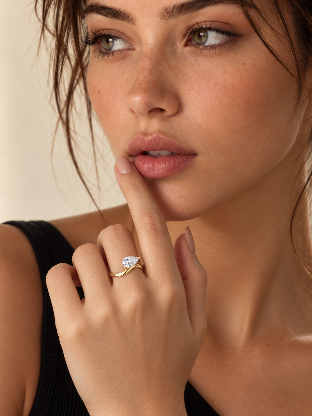 Inel din Argint Moissanite Gold Élan Pear pe model de aproape