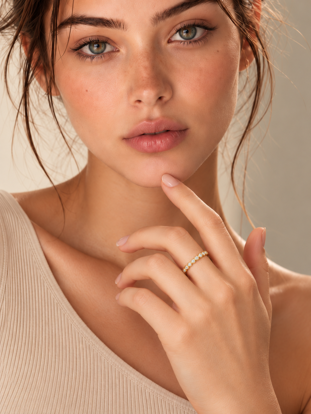 Inel din Argint Moissanite Gold Lumière Eternity pe model de aproape