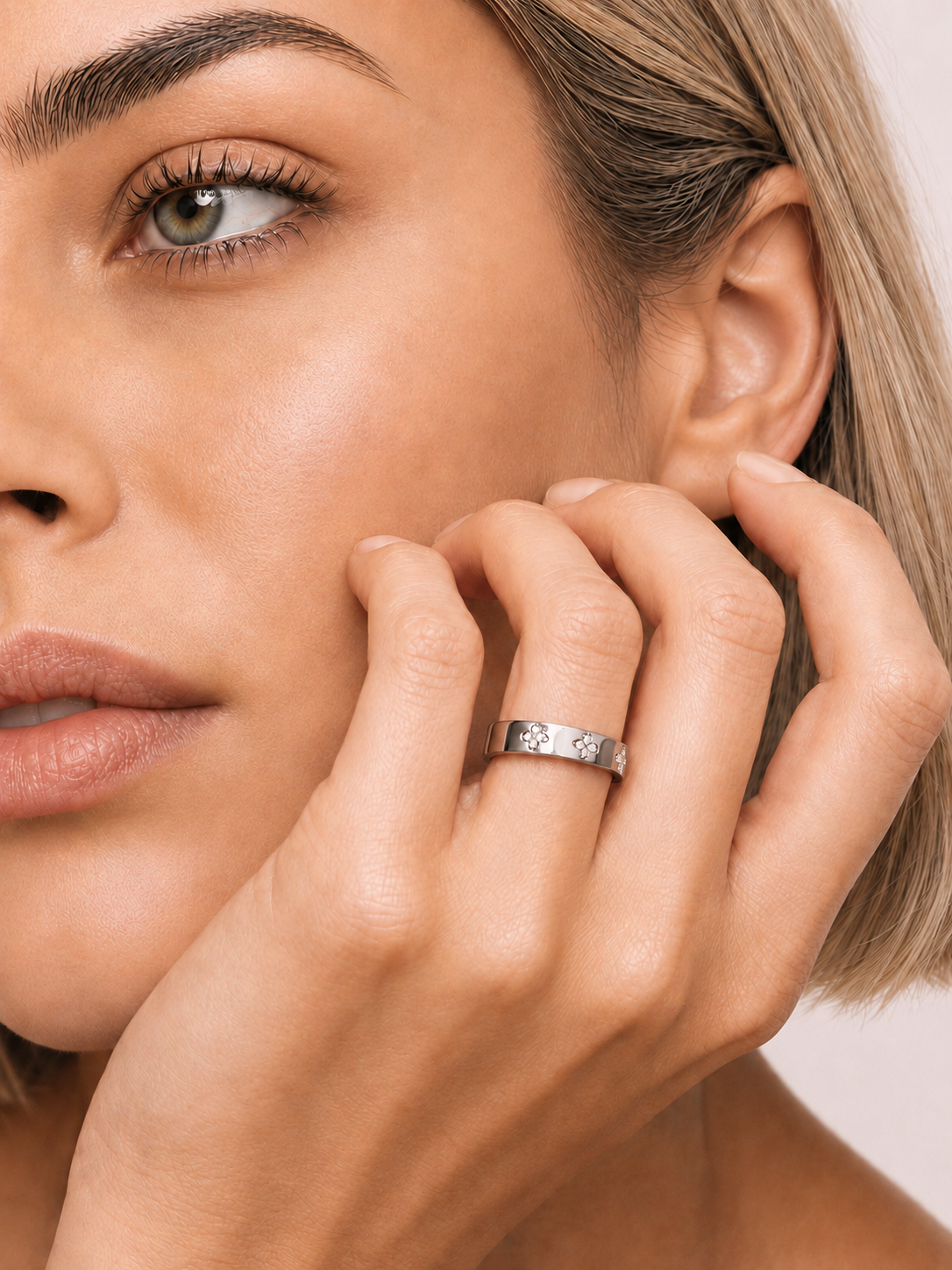 Inel din Argint Moissanite Lucky Clover pe model