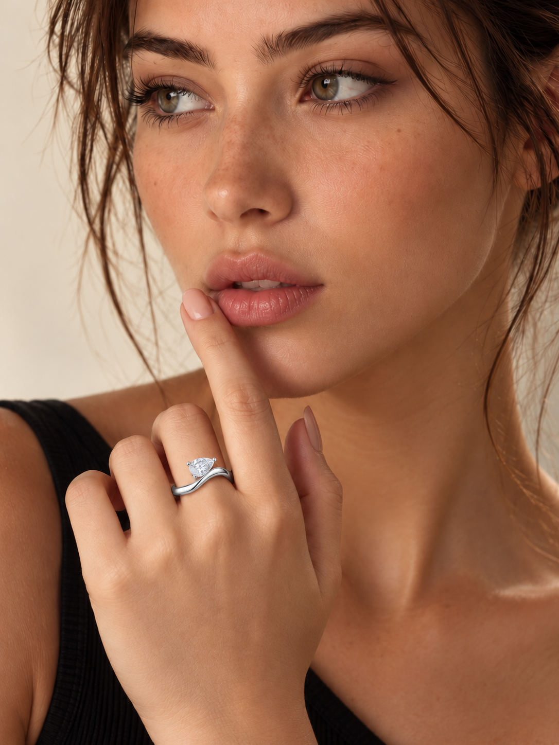 Inel din Argint Moissanite Silver Élan Pear e model de aproape