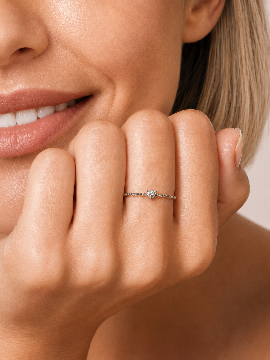 Inel din Argint Moissanite Tiny Heart pe model