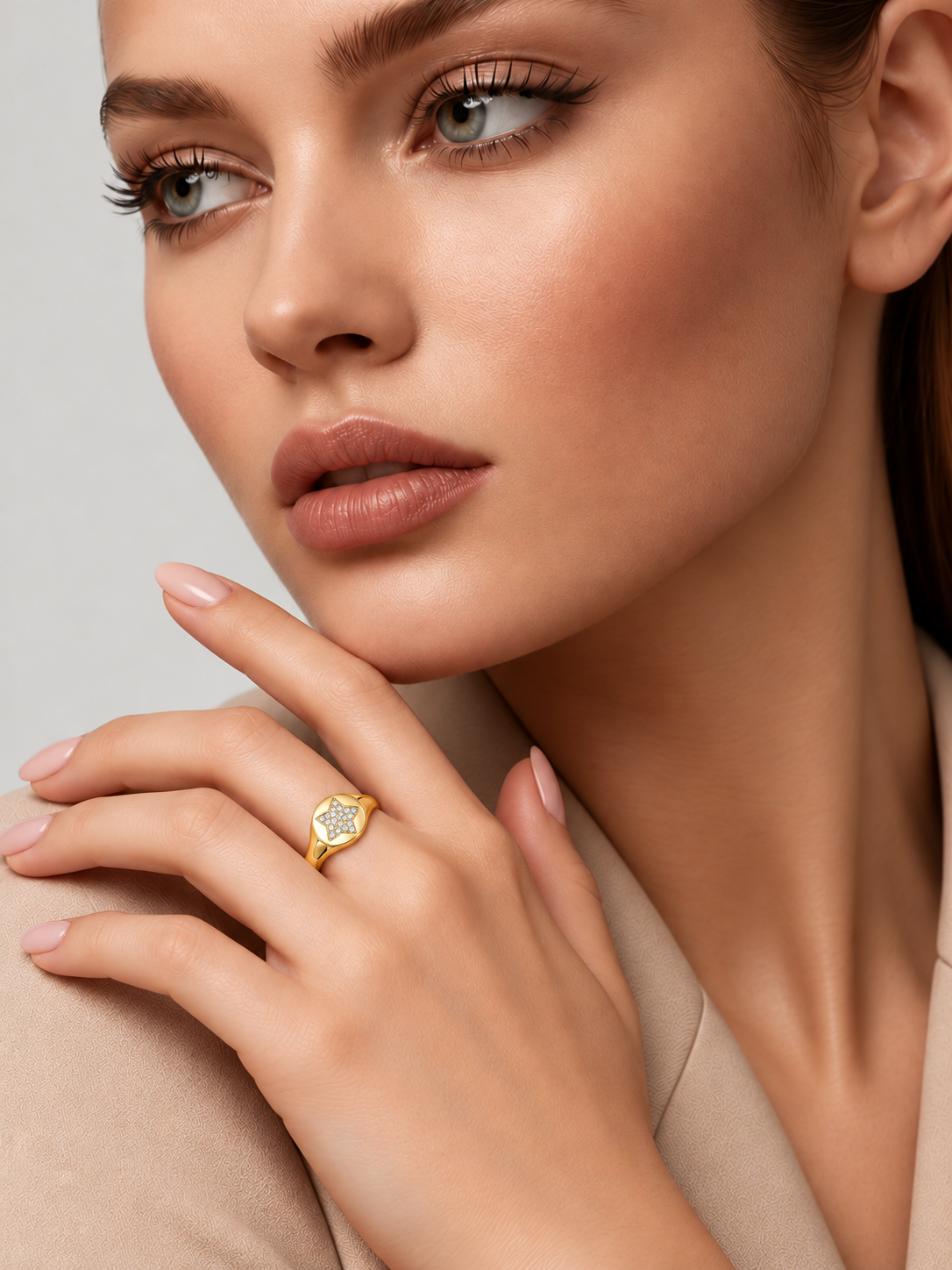 Inel din Argint cu Zirconii Gold Starlight Signet pe model