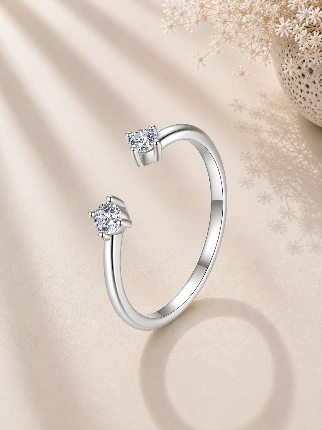 Inel elegant din argint cu pietre moissanite
