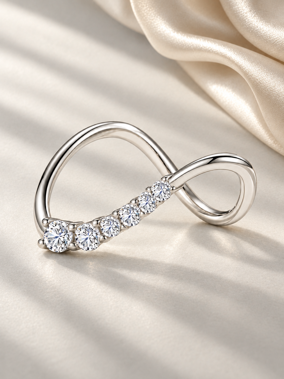 Inel Infinity Spark Argintiu cu Moissanite Dispuse Gradual