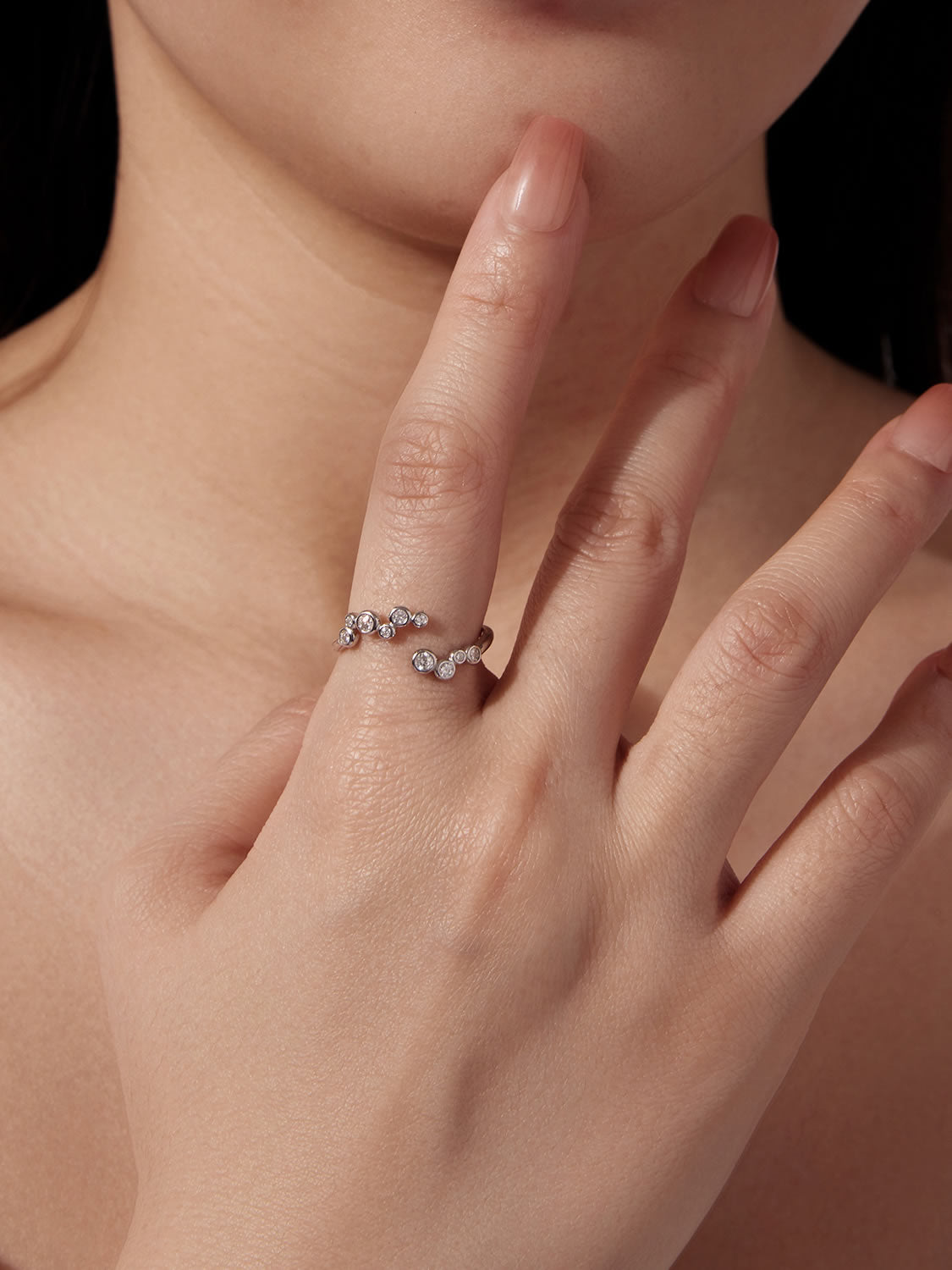 Inel cu moissanite design bubble pe model