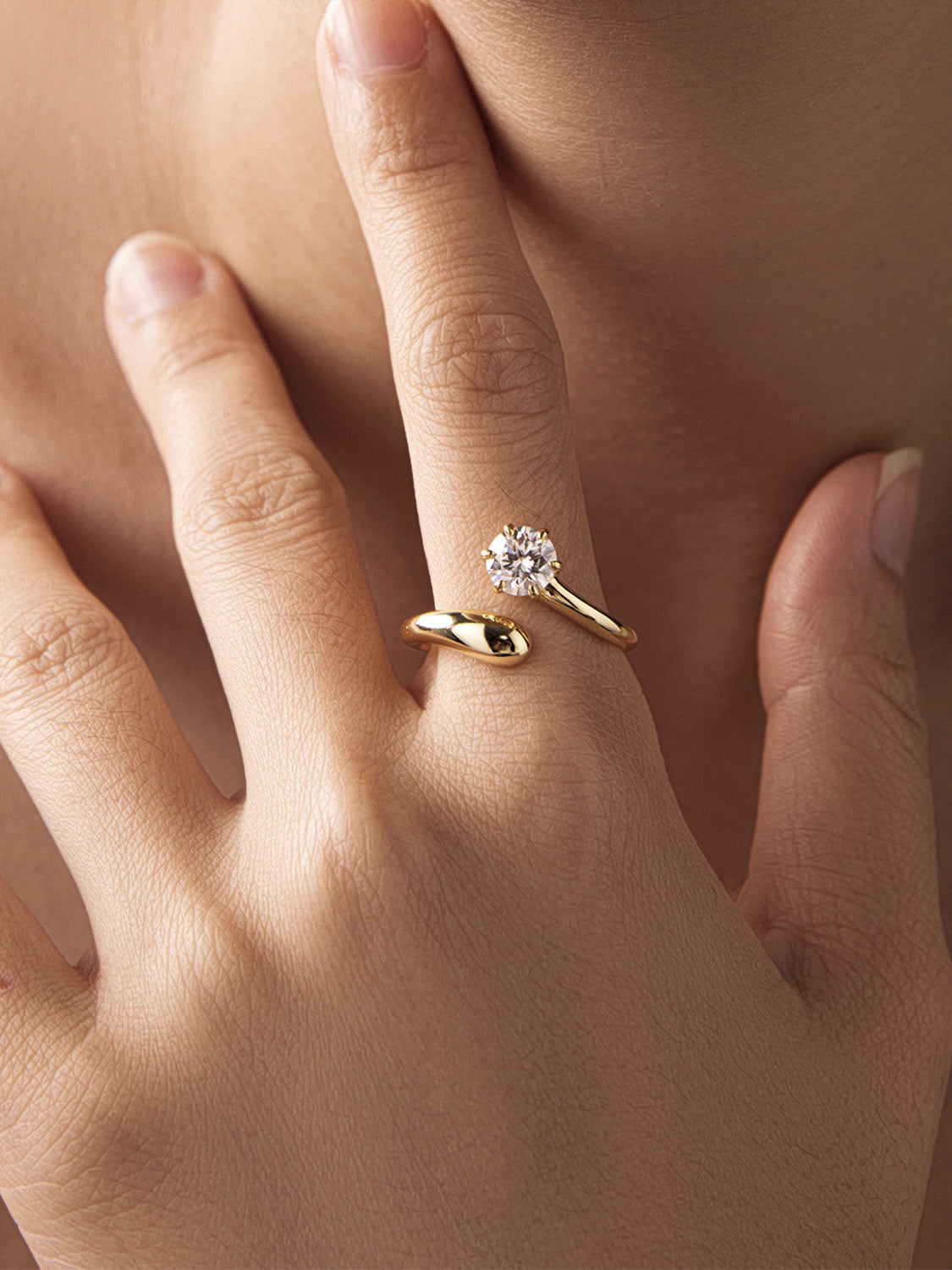Inel auriu cu moissanite design fluid pe model