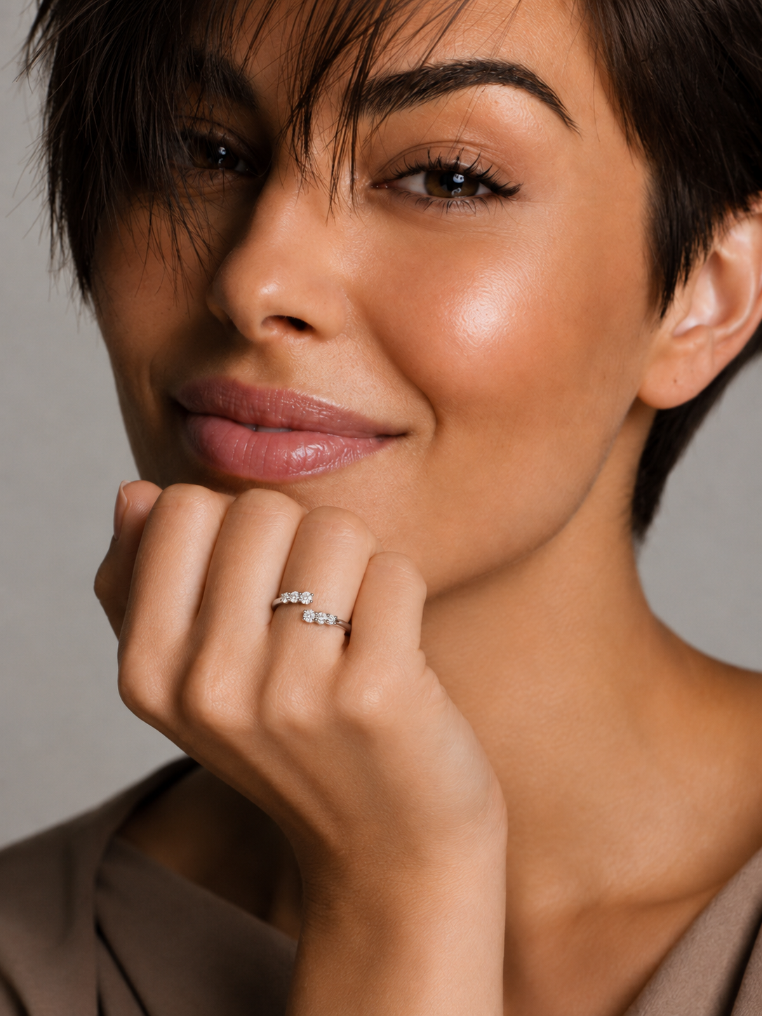 Inel cu mai multe pietre moissanite pe model