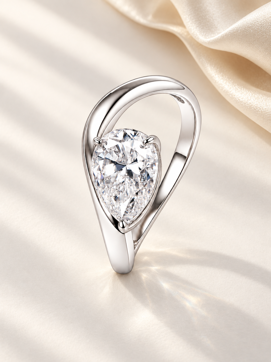 Inel Argintiu Moissanite Pear cu Design Asimetric