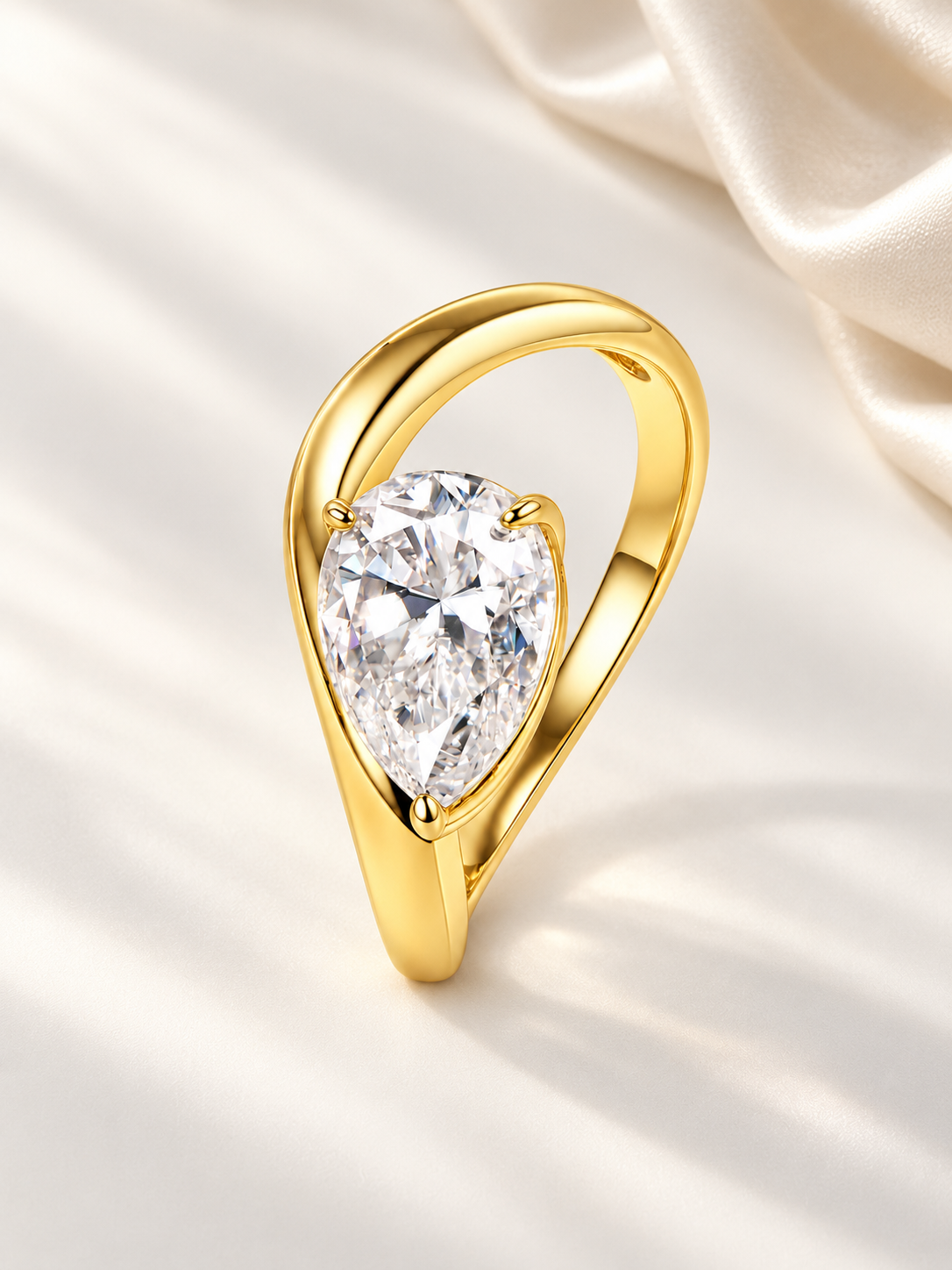 Inel Auriu Moissanite Pear cu Design Asimetric