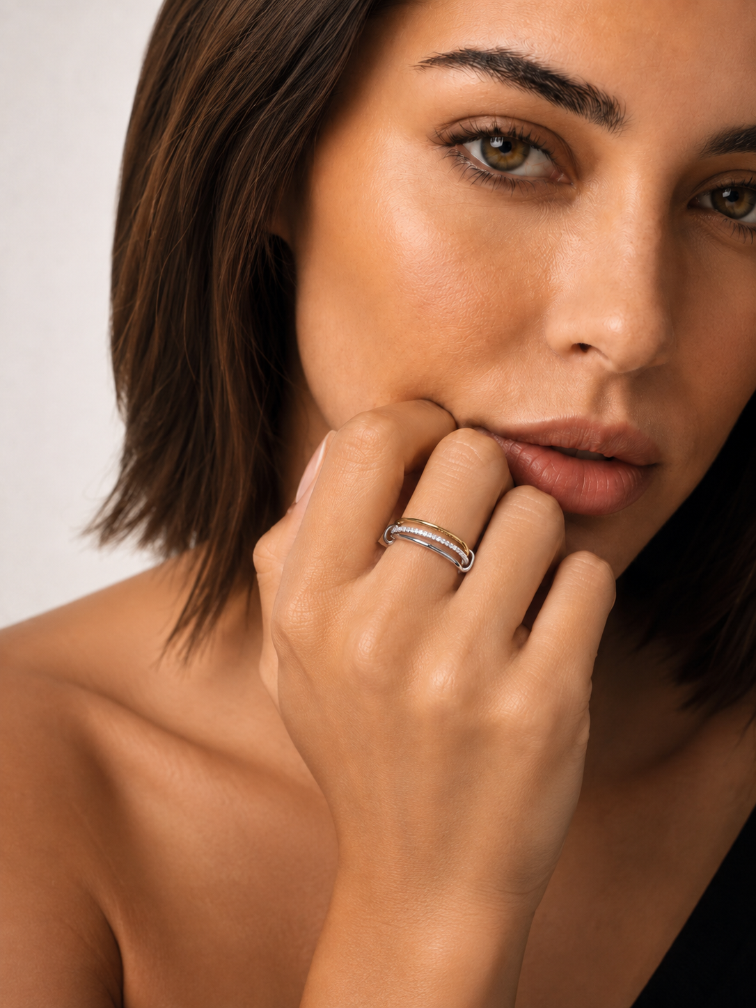 Inel Trinity Glow bicolor cu moissanite pe model