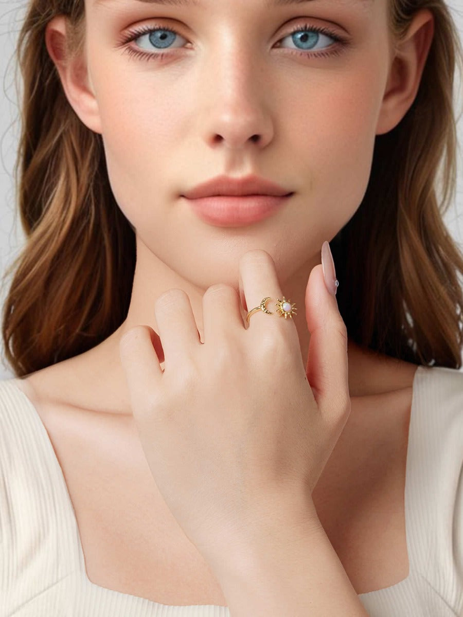 Inel simbolic din argint cu opal iridescent