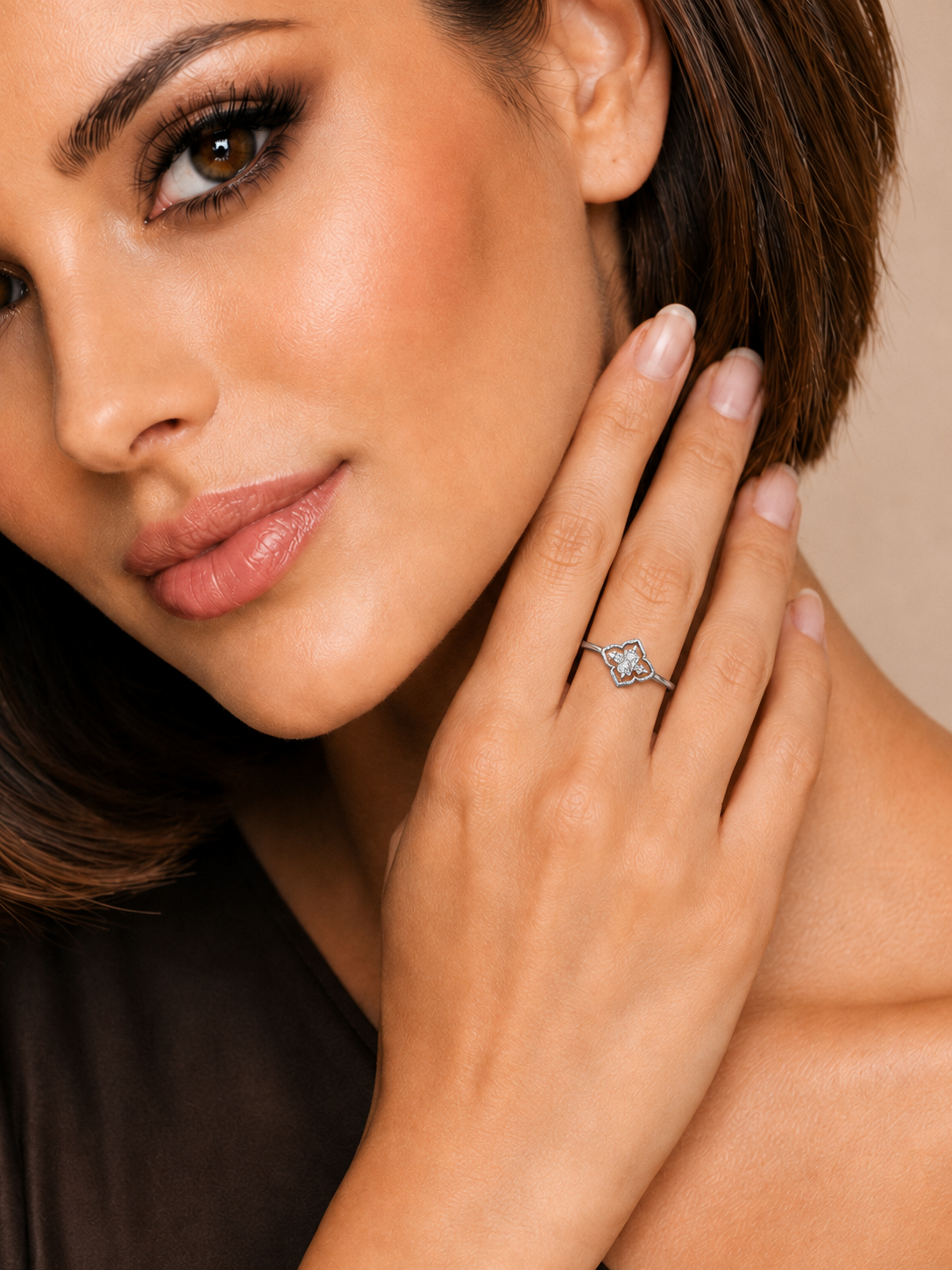 Inel din argint 925 placat cu aur alb și moissanite pe model