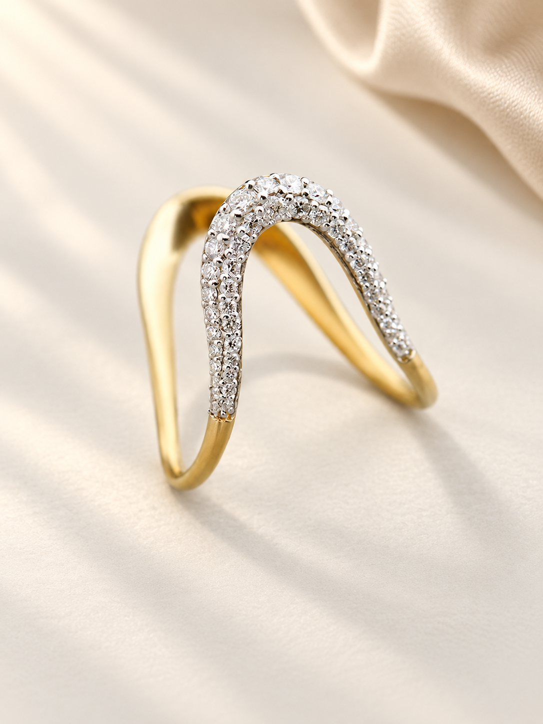 Inel Sculpted Wave Auriu cu Zirconii 5A