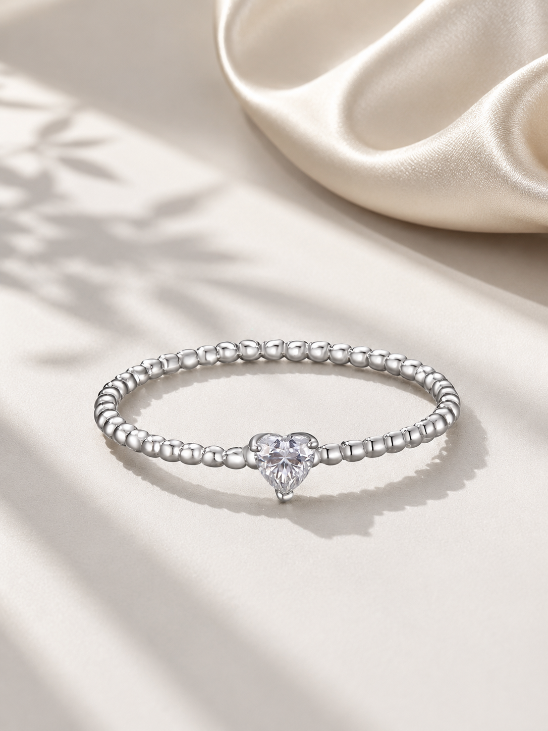 Inel Tiny Heart cu moissanite de 0,1 ct