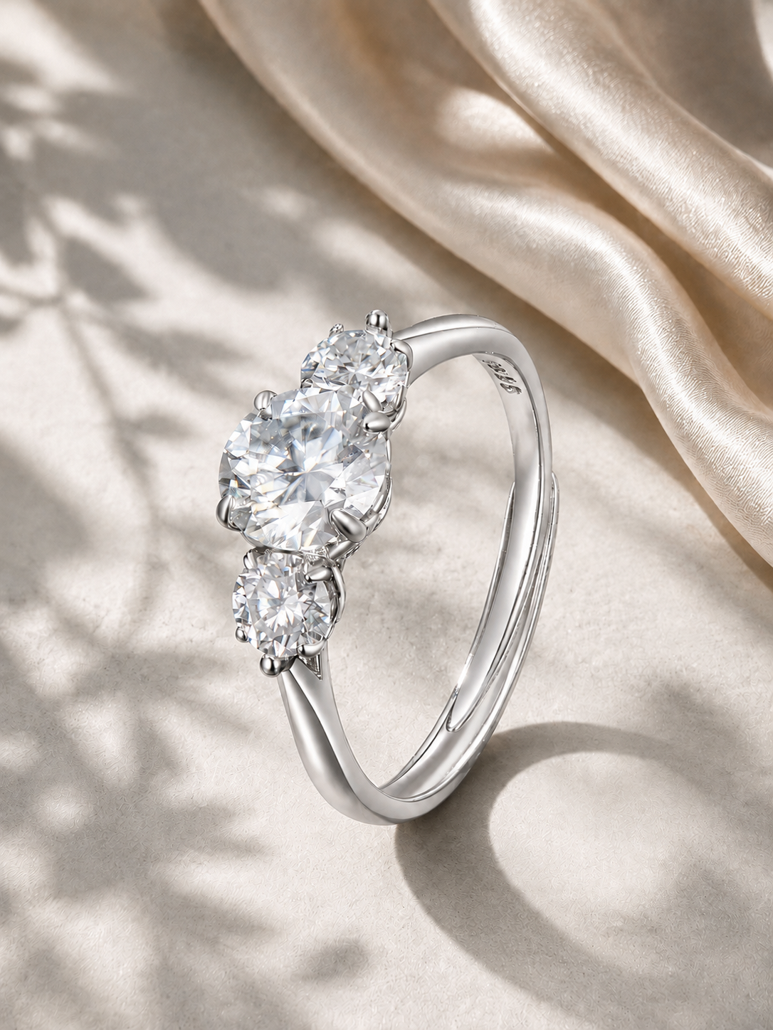 Inel Trilogy argintiu cu trei moissanite rotunde