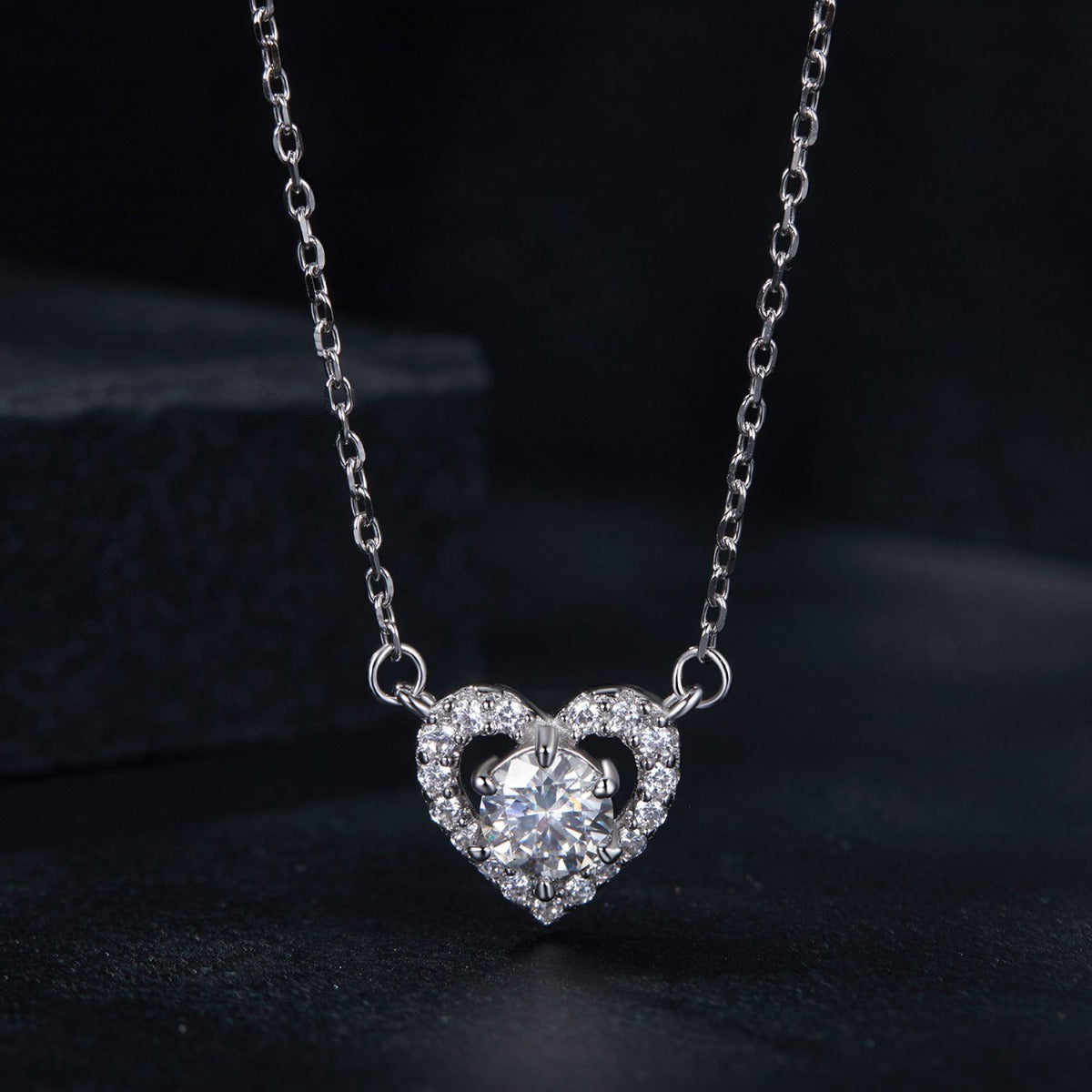 Pandantiv cu Lantisor din Argint Moissanite Heartfelt Brilliance