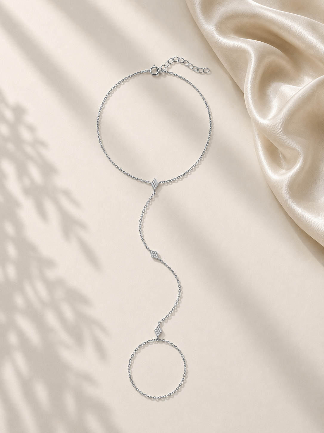 Brățară hand chain argintie cu romburi și zirconii