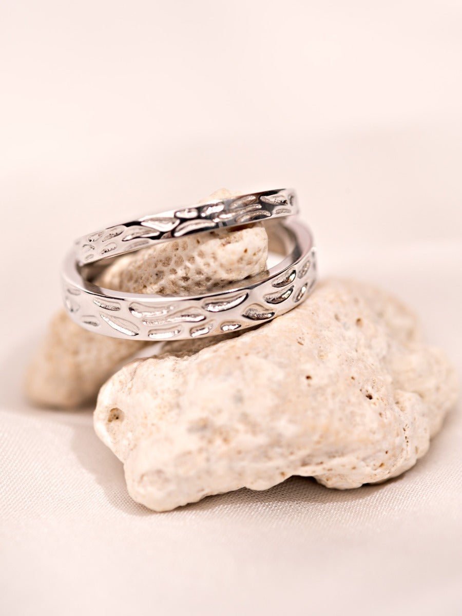 Verighete aur 14K Garden Serenade în decor romantic natural