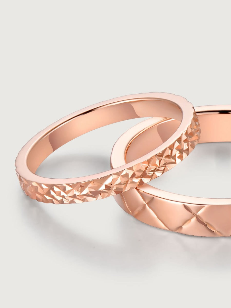 Detaliu verighete aur 14K Luminous Destiny cu model fațetat