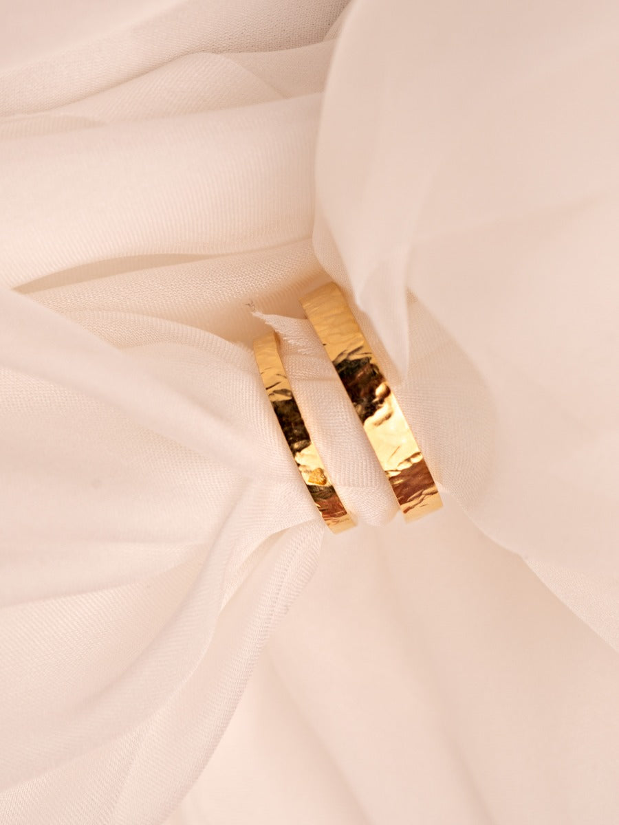 Verighete aur 14K Rhythm of Love purtate pe mână