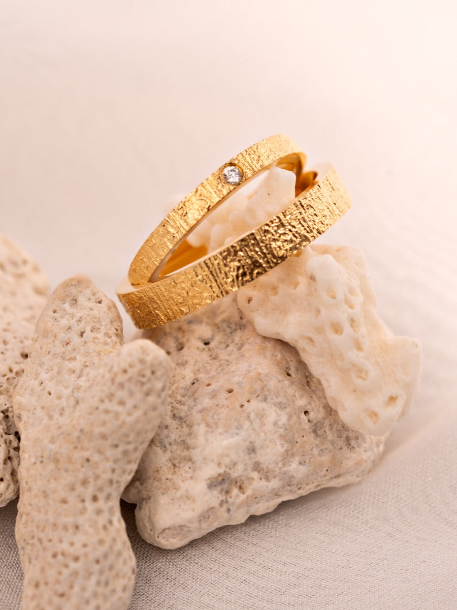 Verighete aur 14K Shimmering Cascade în decor natural